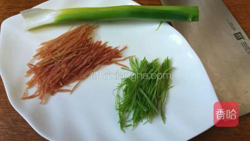 葱叶片去内膜,切些细葱丝。