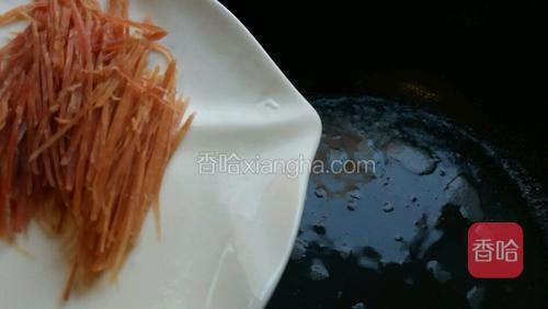中火把鸡汤烧开,放入火腿丝煮软。