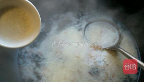 加适量盐、白糖、胡椒粉调味。