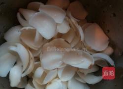 芹菜百合的做法图解1