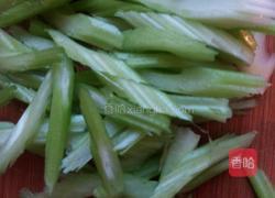 芹菜百合的做法图解2