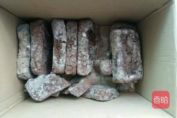 我的大酱块放了两个多月长毛了,看起来很不干净,别着急,用水冲刷下就