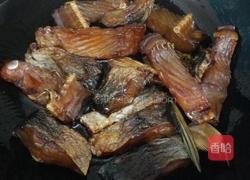 蒜香腊鱼的做法图解1