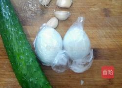 皮蛋拌黄瓜的做法图解1