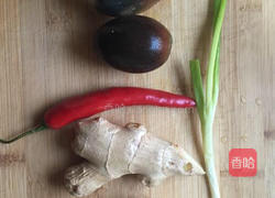 烧椒皮蛋的做法图解1