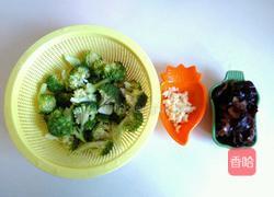 西兰花炒木耳的做法图解1