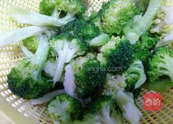 西兰花炒木耳的做法图解2