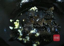 西兰花炒木耳的做法图解4