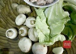 平菇丸子汤的做法图解1