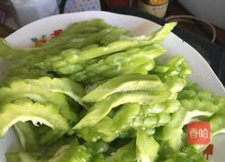 苦瓜炒蛋的做法图解1