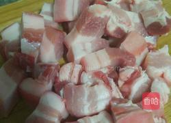 五花肉炖土豆的做法图解1