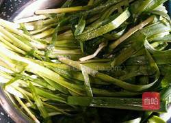 鸡蛋韭菜盒子的做法图解1