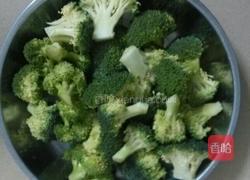  西兰花炒肉片的做法图解1