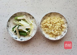 豆芽炒闷饼的做法图解2