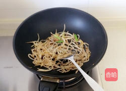 豆芽炒闷饼的做法图解4