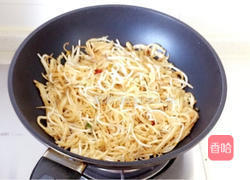 豆芽炒闷饼的做法图解5