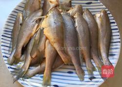 红烧小黄鱼的做法图解1