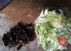 卷心菜木耳炒肉片的做法图解2