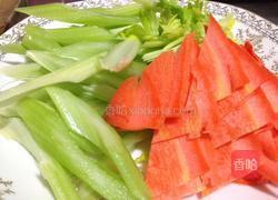 凉拌芹菜的做法图解1