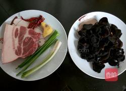 木耳炒肉的做法图解1