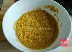 鸡蛋胡萝卜小米粥(明目粥)的做法图解1