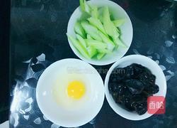木须西芹木耳的做法图解1