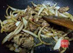 爆炒羊肉圆葱的做法图解2