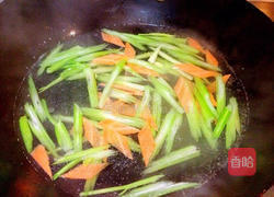 凉拌腐竹芹菜的做法图解2