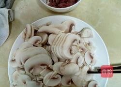 口蘑炒肉的做法图解1