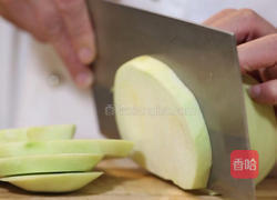 肉片鲜茄炖豆腐的做法图解1