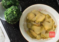 荠菜猪肉榨菜饺子的做法图解2