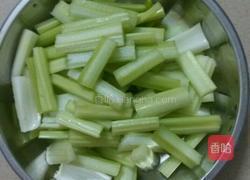 芹菜炒鱿鱼的做法图解4
