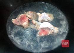 白萝卜牛骨汤的做法图解2