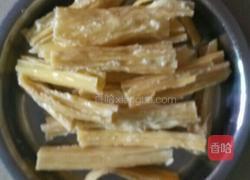 白菜焖腐竹的做法图解2