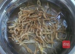 黄花菜炝蘑菇肉丝的做法图解2