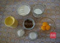 Illustration of how to make raisin egg tart 1