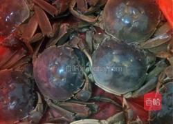 水煮河蟹的做法图解1