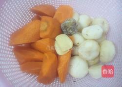 淮山红萝卜马蹄煲鸡脚猪骨汤的做法图解2
