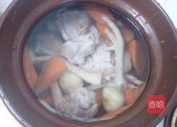 淮山红萝卜马蹄煲鸡脚猪骨汤的做法图解3