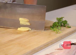 香菇炒鸡块的做法图解3