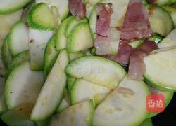 西葫芦炒培根的做法图解6
