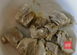 排骨炖酸菜的做法图解3