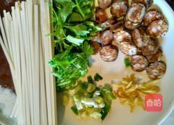 辣肠葱花面的做法图解1