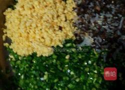 韭菜木耳鸡蛋粉条馅饺子的做法图解1