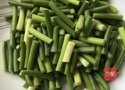 农家腊肉炒蒜苔的做法图解2