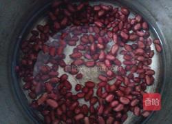 猪尾煲花生的做法图解1