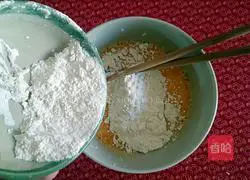 Illustration of how to make raisin cream cake roll 6