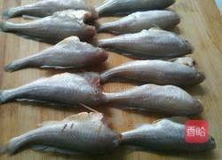 炸小黄鱼的做法图解1