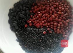 黑米红豆银耳粥的做法图解1