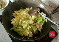 包菜粉条肉的做法图解3